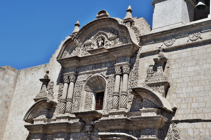 Церковь в колониальном стиле в Арекипе - детали фасада