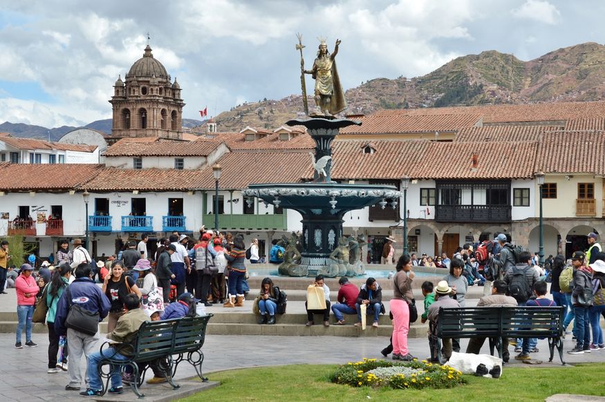 Памятник инкам на главной площади в Куско Перу