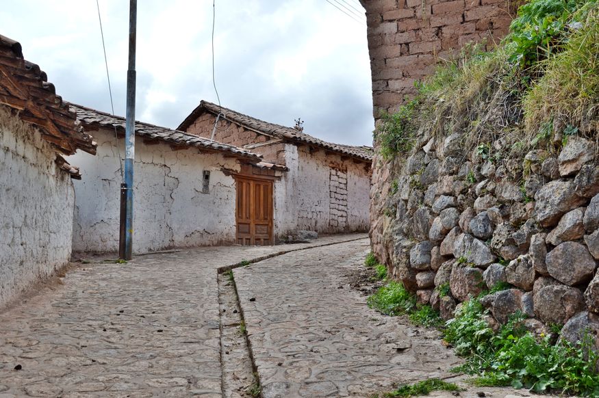 Каналы для отвода дождевой воды на улицах города инков Чинчеро Перу