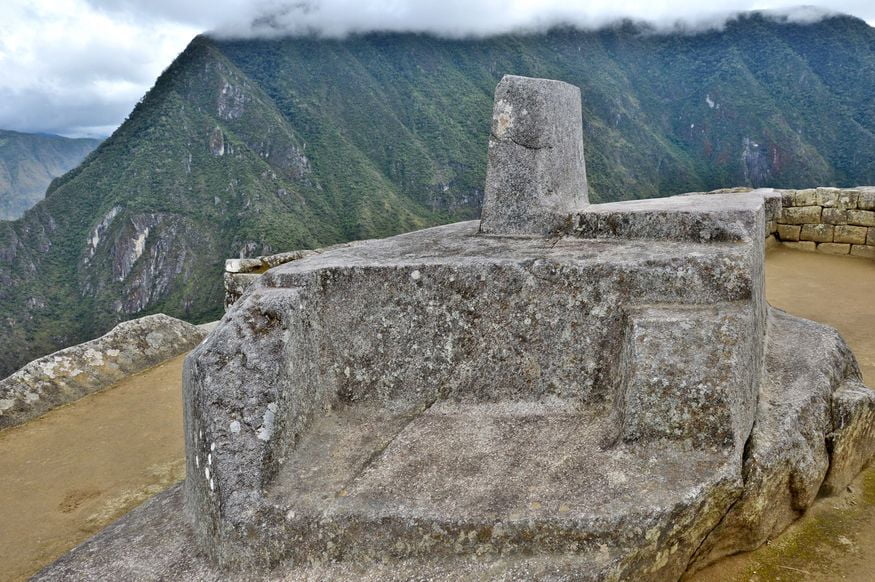 Священный камень Intihuatana Мачу Пикчу в Перу