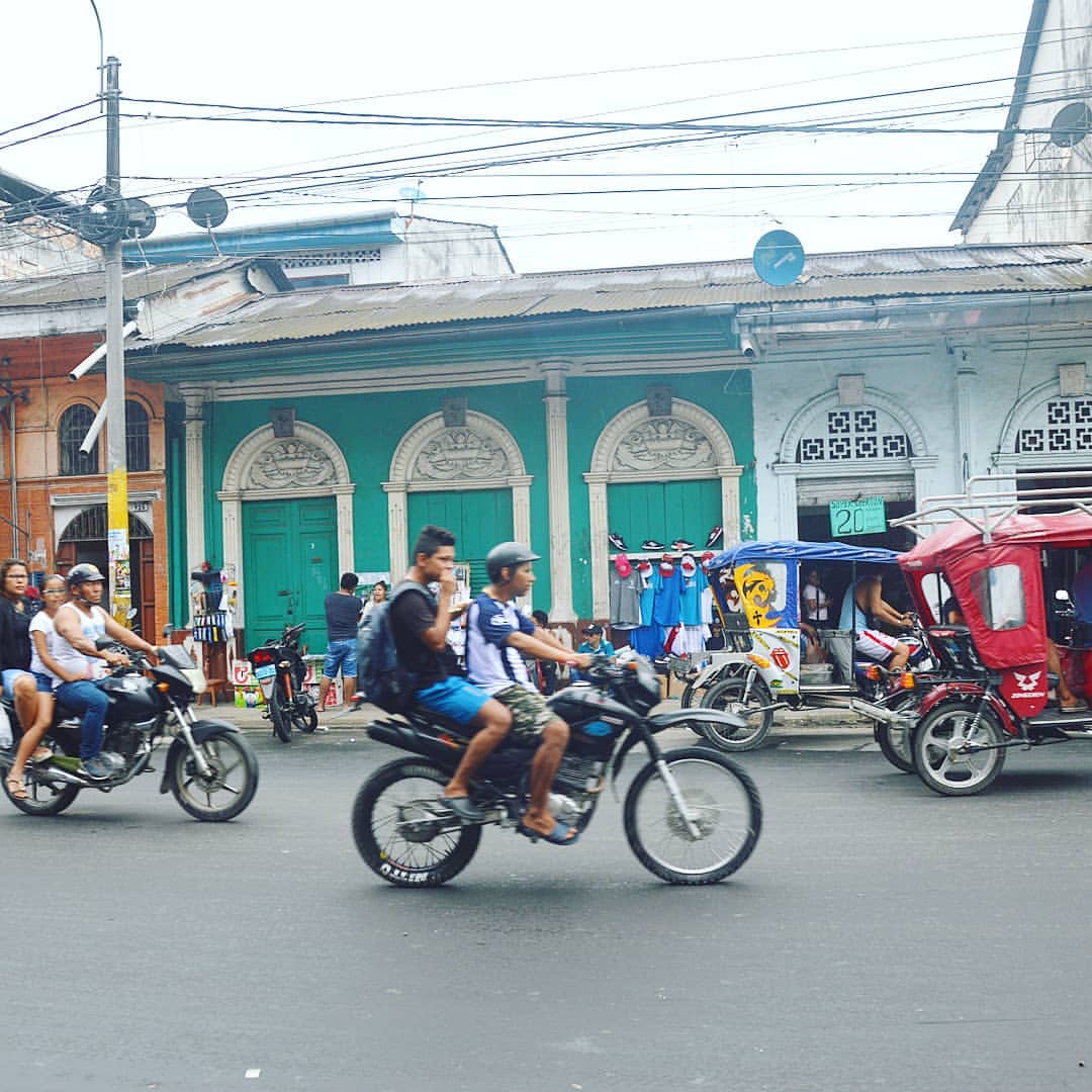 Мототакси и мотоциклы на улицах перуанского города Икитос