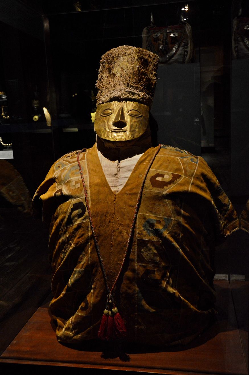 Погребальное чучело с золотой маской, найденное в гробнице на севере Перу