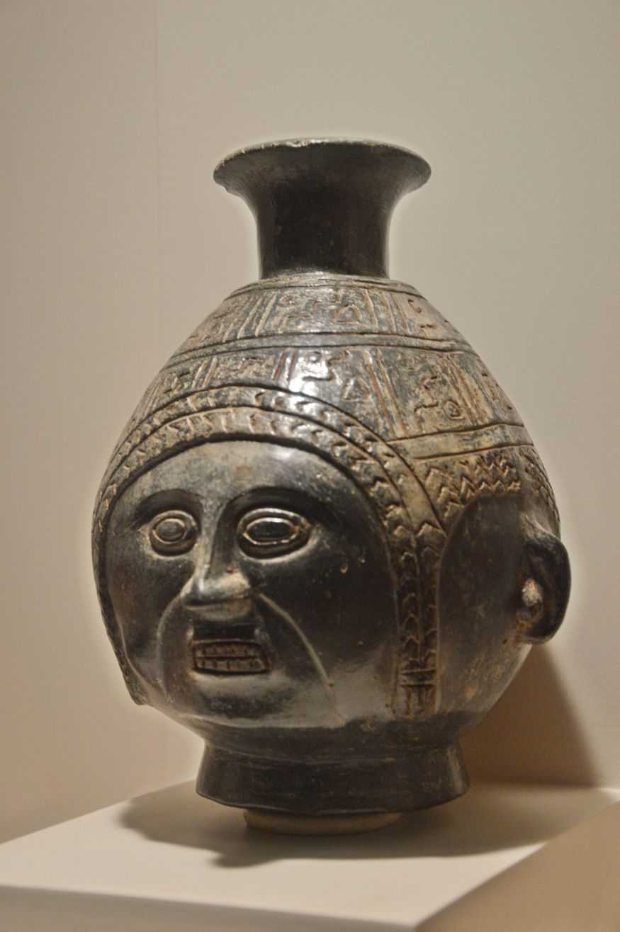 Черный керамический сосуд в форме головы Лима Перу