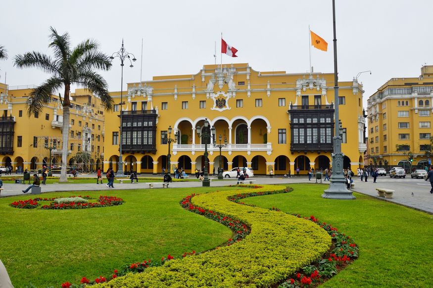 Муниципальное здание на главной площади Лимы с деревянными крытыми балконами