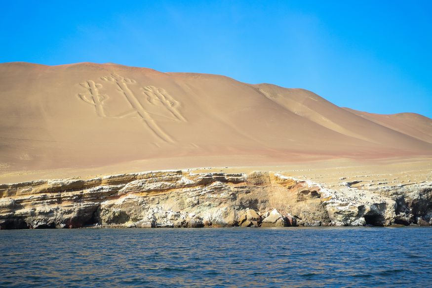 Канделябр геоглиф рисунок на земле в Паракасе в Перу
