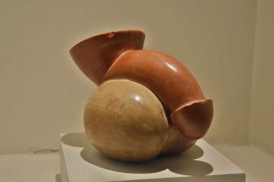 Округлая ваза с изображение фаллоса мочика перу