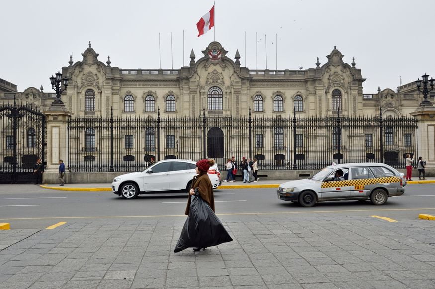 Бездомные у президентского дворца в Перу Лима