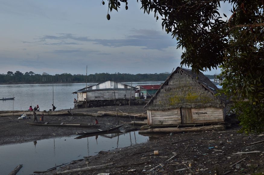 Плавучие дома в деревне Мазан на реке Напо Амазонка
