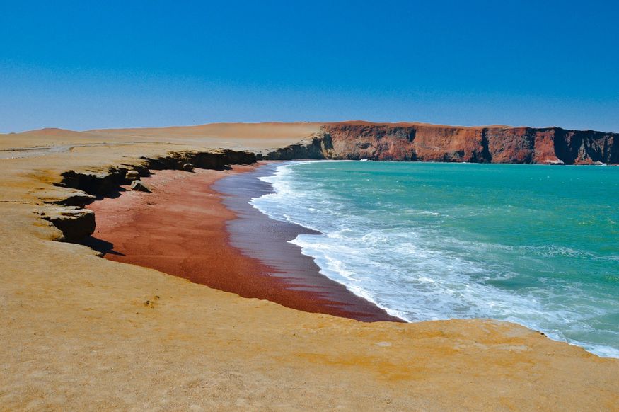 Красный пляж Перу Паракас