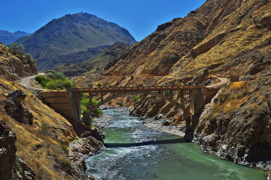 Мост через реку в колка каньон