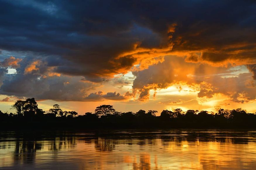 Очен красивый закат на реке Амазонка в круизе
