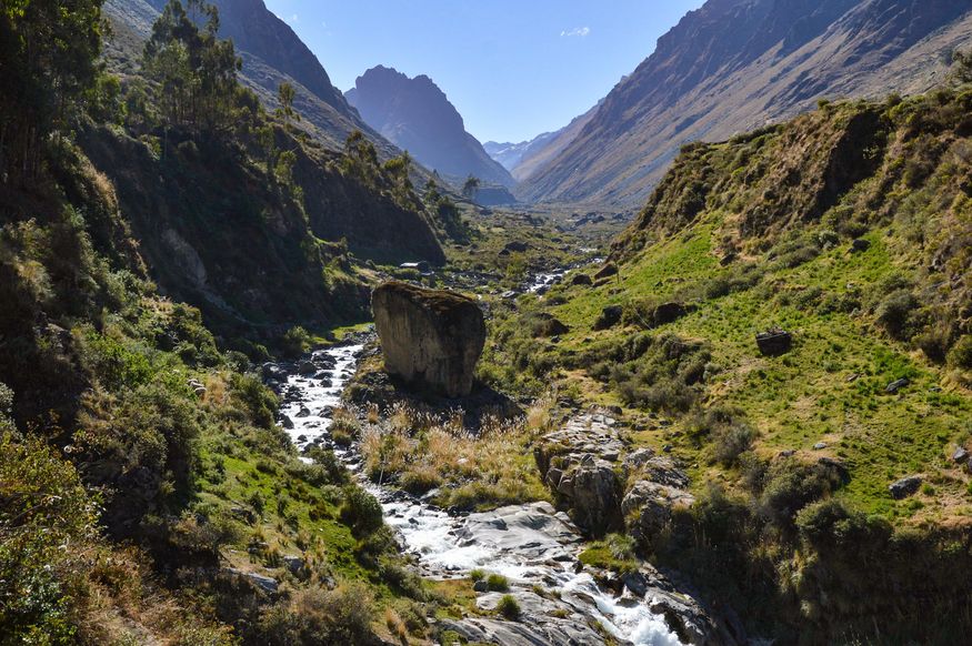 Долина рядом с деревней Huayllapa Перу