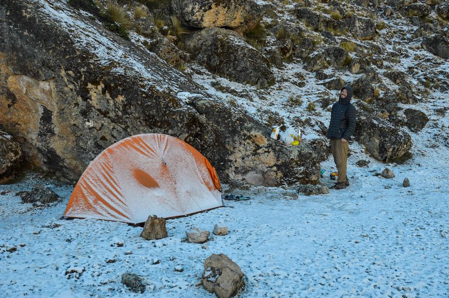Долина Куйок Перу Cuyoc - палатка в снегу