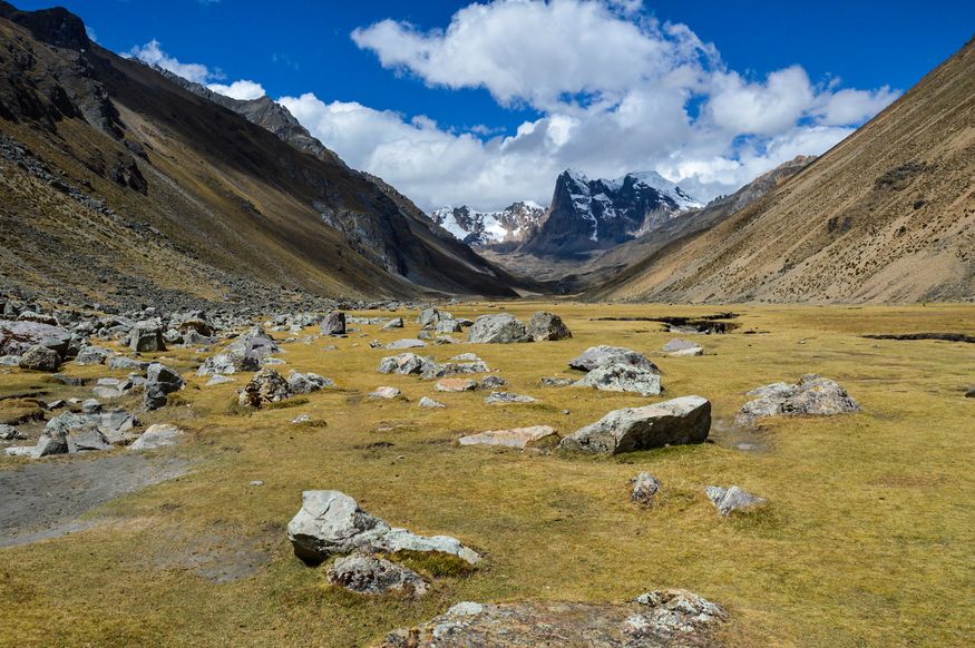 Вид на горную долину в Андах