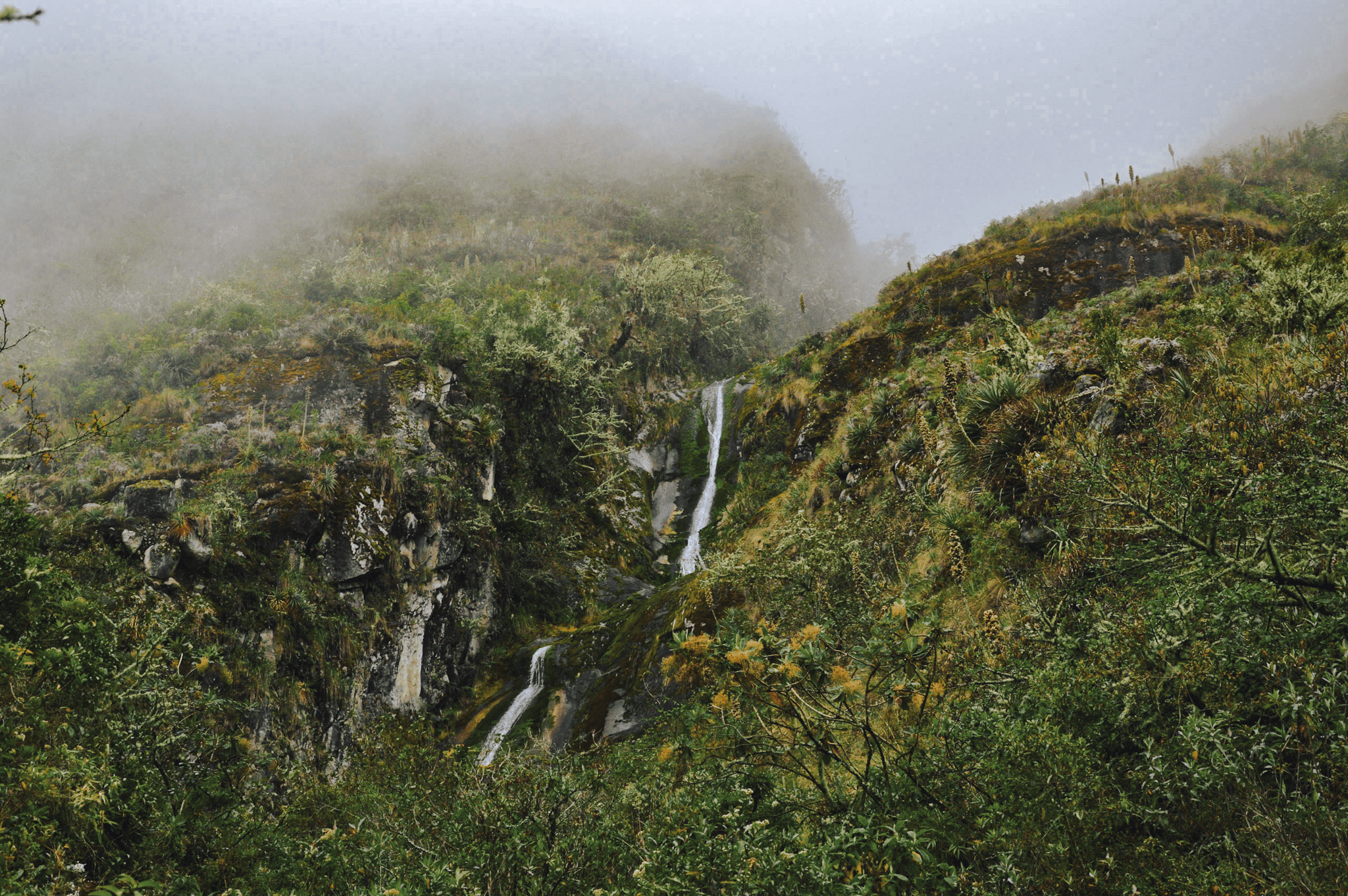 Водопад в горах Боливии