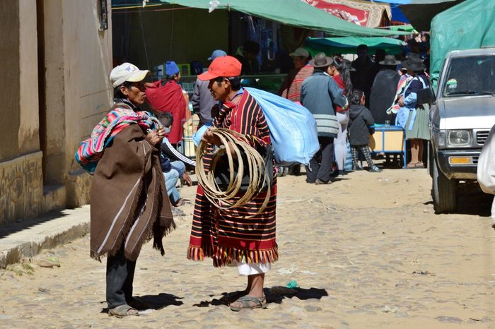 Коренное население Боливии на рынке Тарабуко