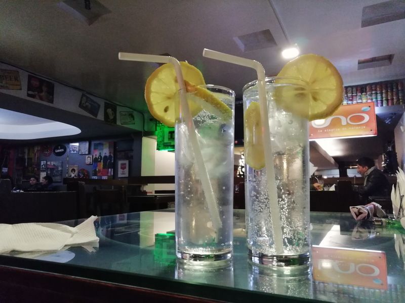 два стакана с коктейлем трубочкой и лимоном