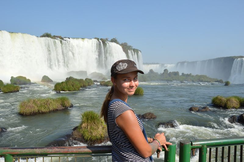 Девушка на фоне водопадов Игуасу