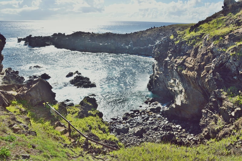 вид на океан с берега — пещеры острова Пасхи