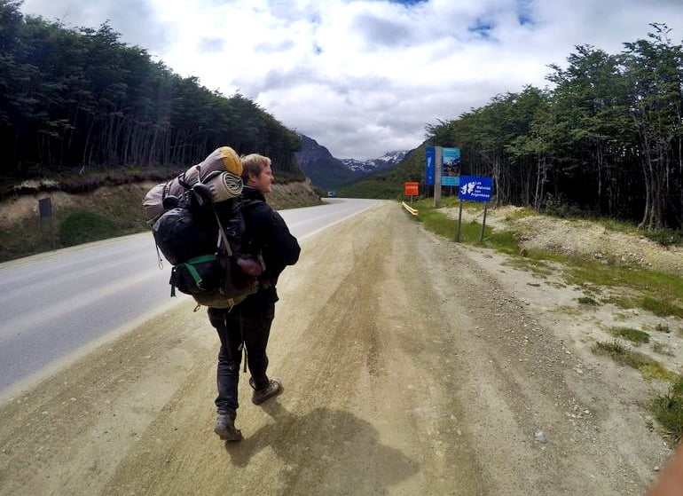 Молодой путешественник едет автостопом по Патагонии в Аргентине