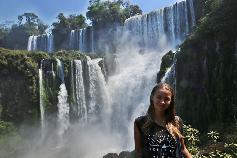 девушка  на фоне водопада