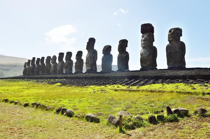 Пятнадцать статуй моаи на острове Пасхи