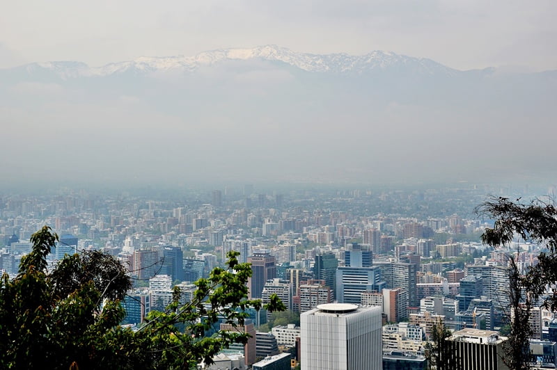 Горные вершины на фоне столицы Чили