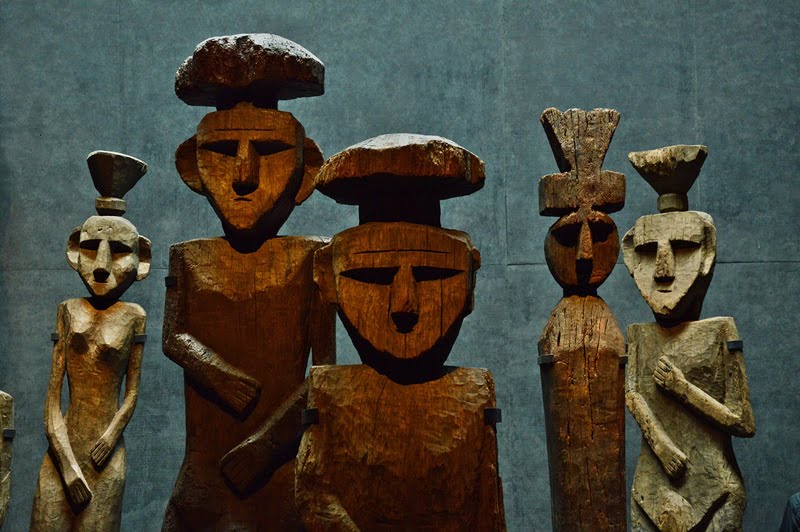 Деревянные статуи, которые индейцы мапуче устанавливали на могилах