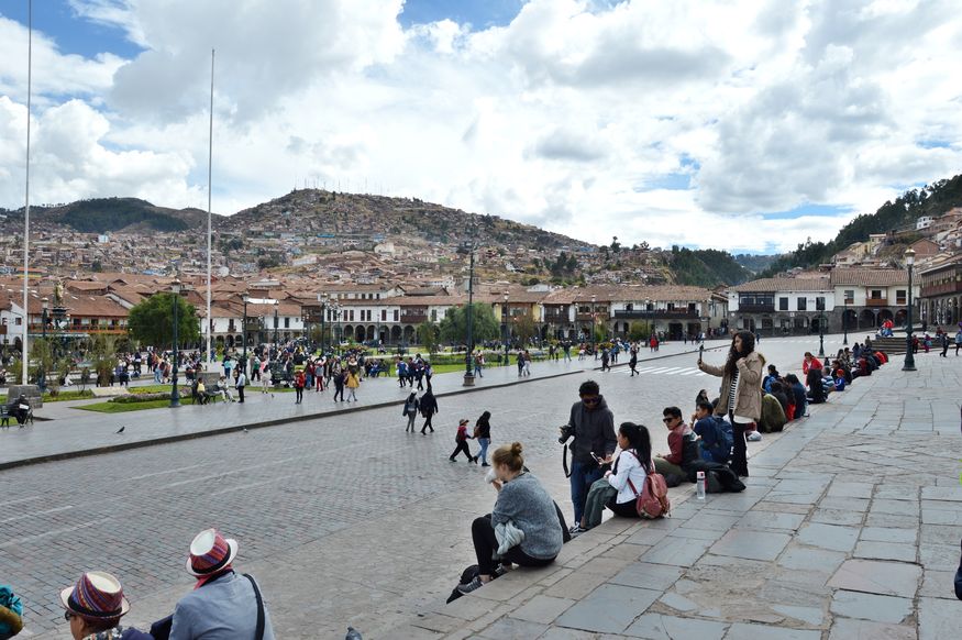 Туристы на центральной площади в Куско