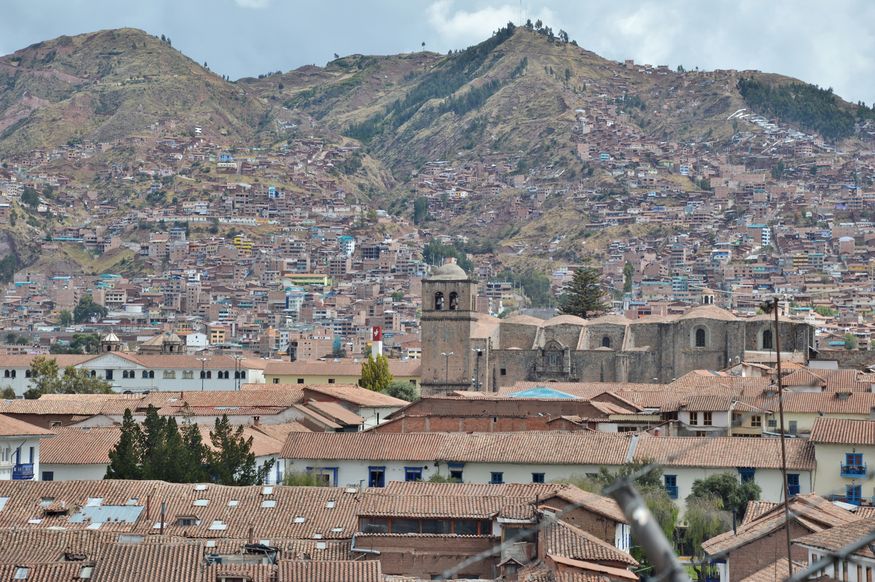 Вид из центра города Куско на горы и монастырь