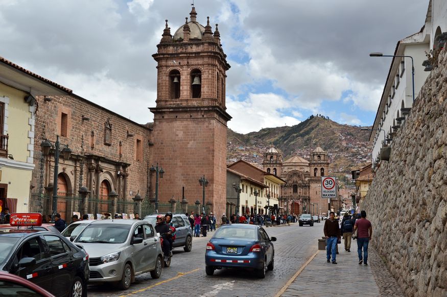 Центр Куско - вид с улиц на церкви и горы