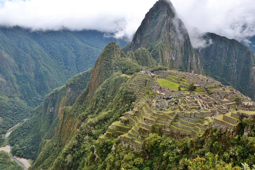 Вид сверху на Мачу Пикчу и горы вокруг