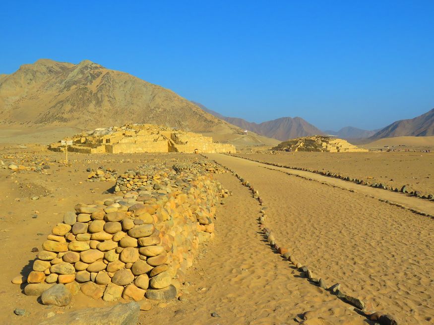 Руины караль caral в пустыне в Перу
