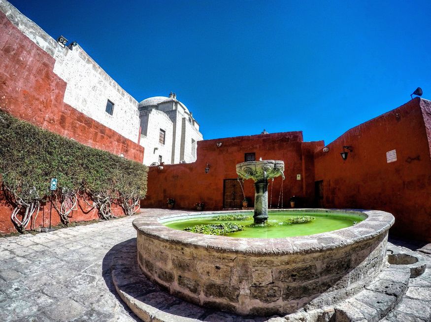 Красный двор с фонтаном колониальная Арекипа Перу