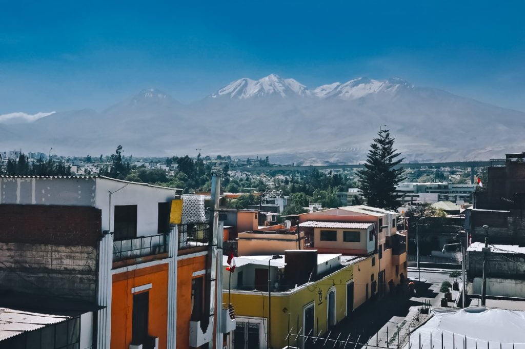 Вид на вулкан Мисти из города Арекипа