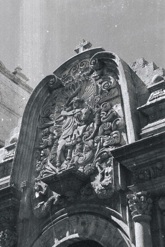 Фотография на пленку - деталь декора церкви старой Арекипы