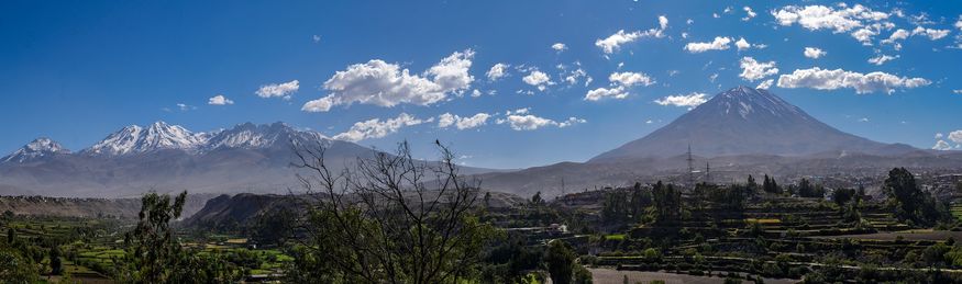Панорамный вид на вулкан Мисти около Арекипы в Перу