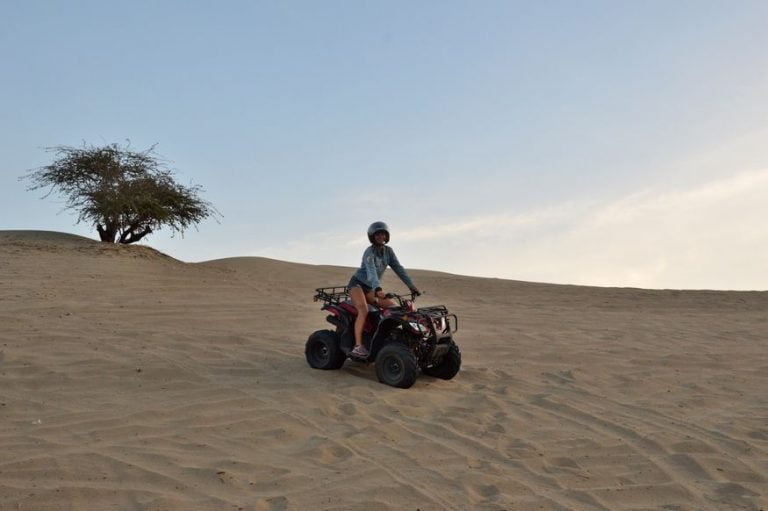 Девушка на квадроцикле в пустыне Уакачина