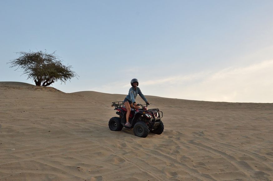 Девушка на квадроцикле в пустыне Уакачина