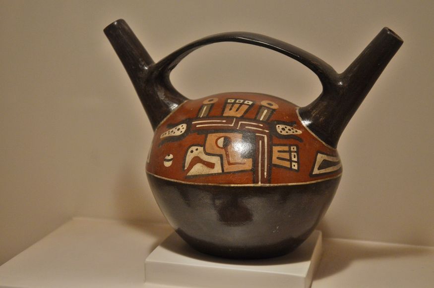 Черный керамический сосуд с двумя горлышками и росписью Перу