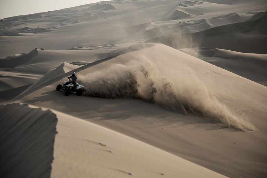 Квадроцикл взметает песок в пустыне
