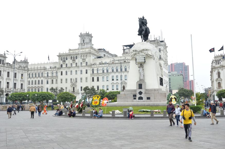 Монумент на главной площади перуанской столицы