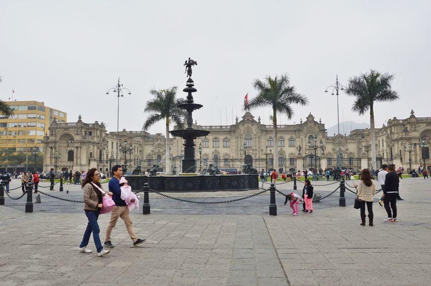 Фонтан на главной площади Лима