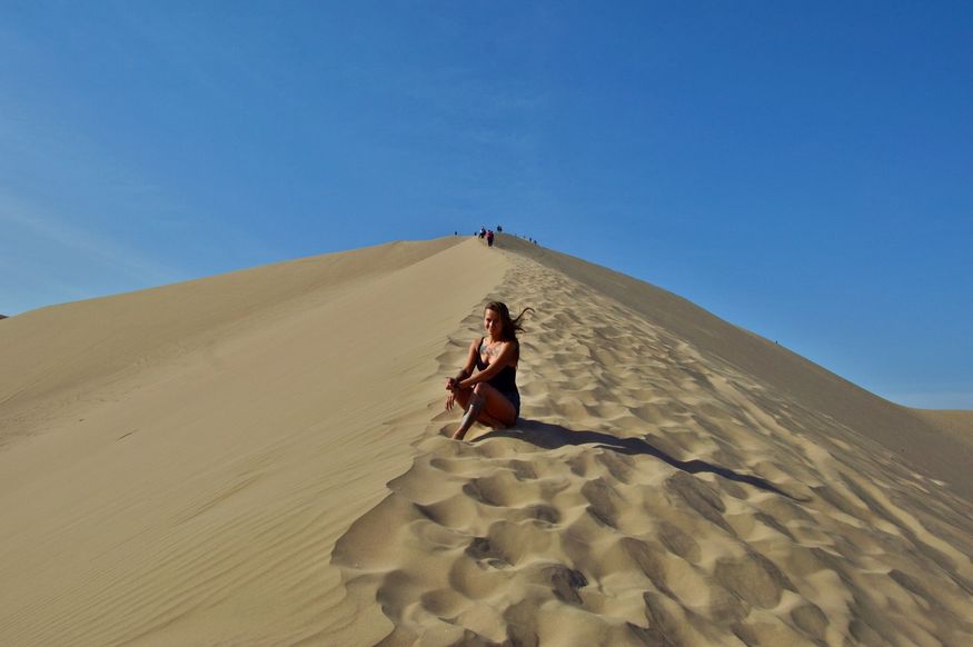 Подъем на вершину дюны в пустыне Перу