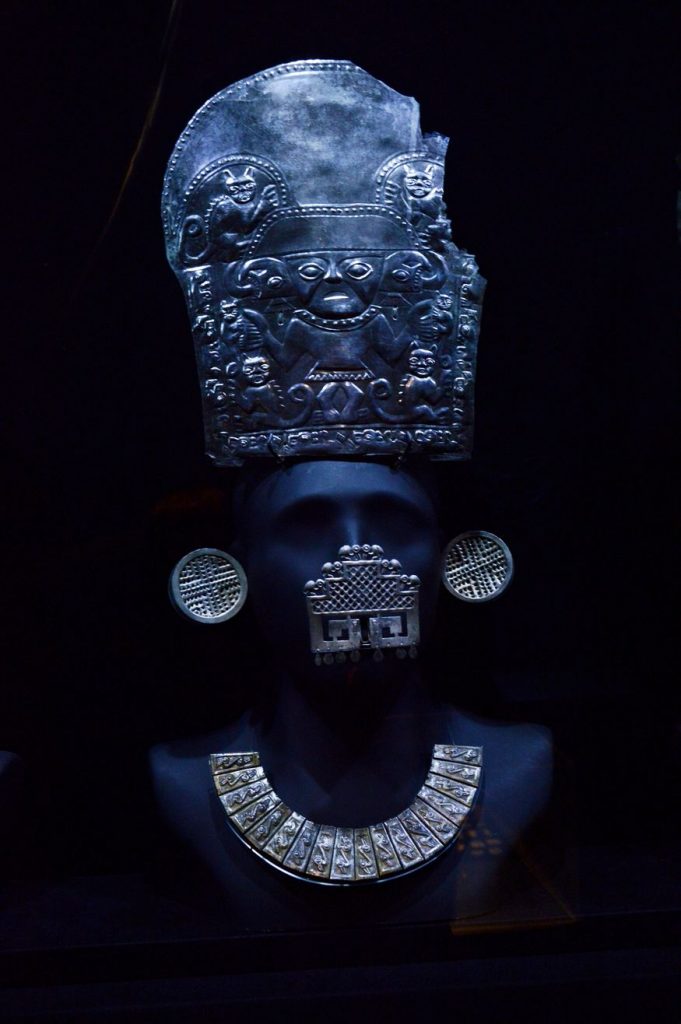 Золотые украшения для головы, ушей, носа и шеи в музее Ларко Перу Лима