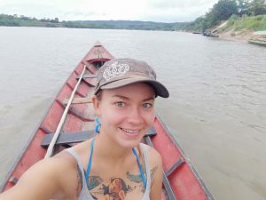 Селфи на лодке в джунглях Амазонки
