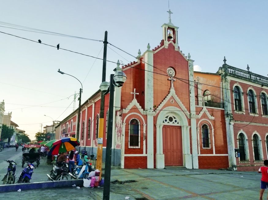 Старинная церковь в центре Икитос Перу