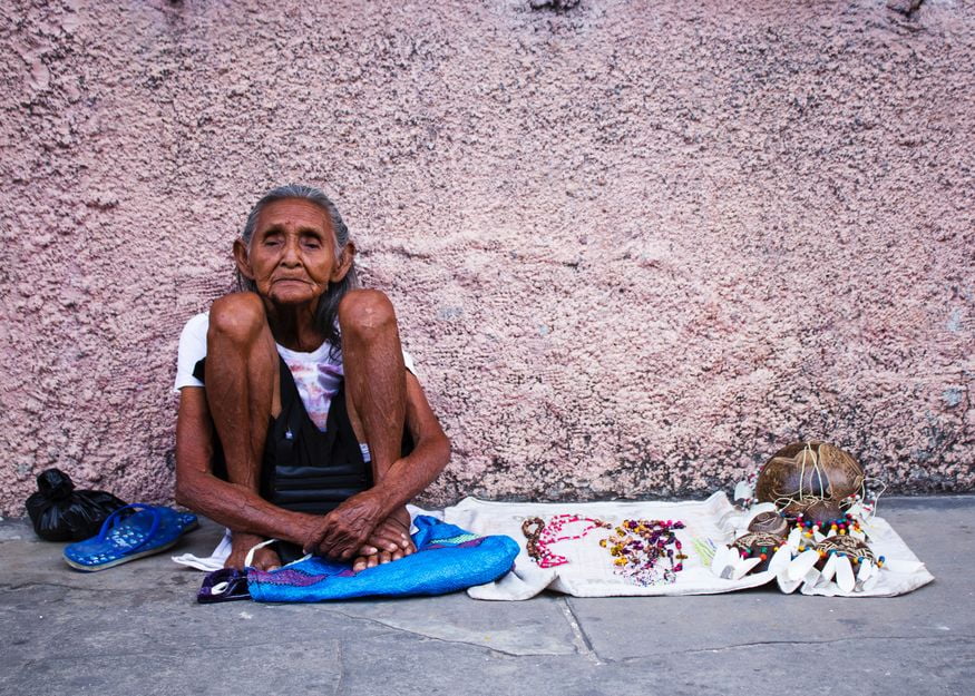 Индейцы продают сувениры на улицах ПУкальпа Перу