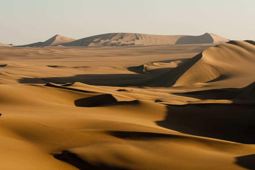 Пустыня в закатных лучах золотая