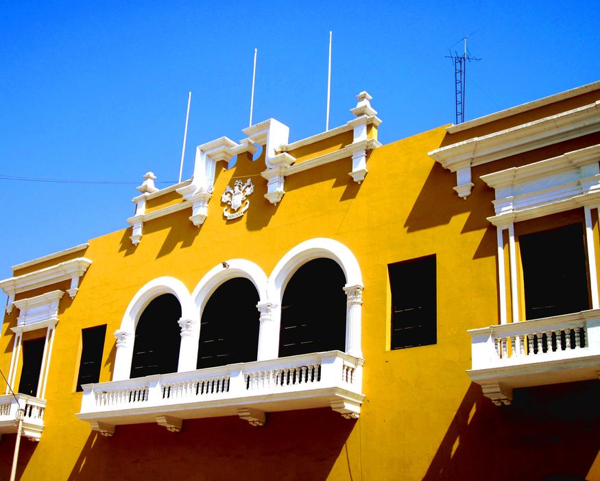 Ярко-желтый фасад здания